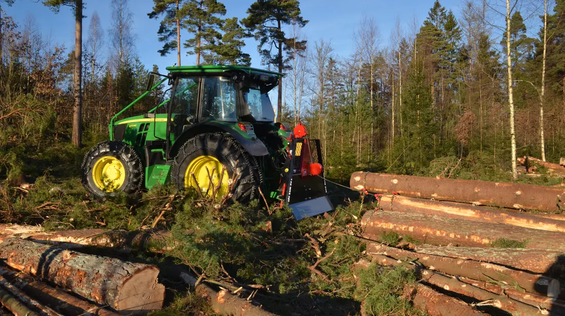 Traktor med IGLAND-vinsj i skogen