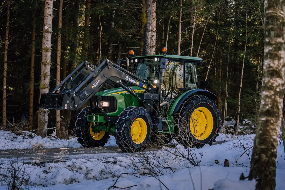 Traktor med IGLAND-utstyr i snøen
